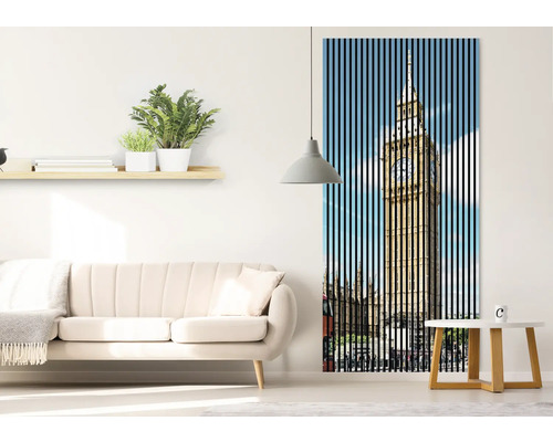 Obývacia izba s pohovkou, príručným stolíkom, policou s rastlinami a nástennou maľbou s motívom Big Benu