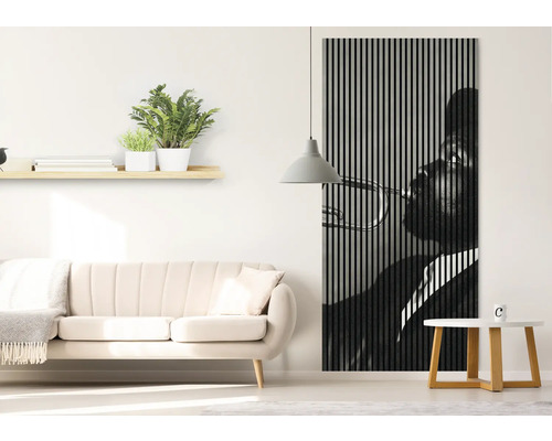 Obývacia izba s pohovkou, stolom a nástennou maľbou s jazzovým motívom