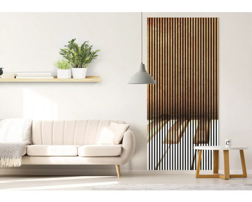 Obývacia izba s pohovkou, policou, izbovými rastlinami, lampou, príručným stolíkom a dreveným stenovým panelom