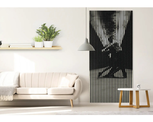 Obývacia izba s pohovkou, stolom a akustickým panelom s motívom