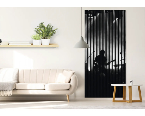 Obývacia izba s pohovkou, odkladacím stolíkom a akustickým obrazom s motívom kapely