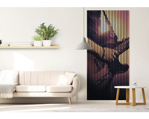 Obývacia izba s pohovkou, regálom, lampou a stenovým panelom s motívom gitary