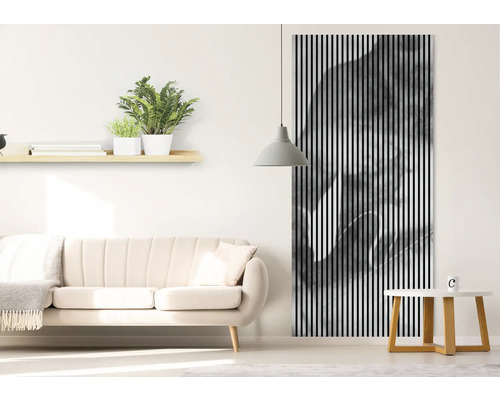 Obývacia izba s pohovkou, príručným stolíkom, závesnou lampou, nástennou policou a zarámovanou umeleckou tlačou