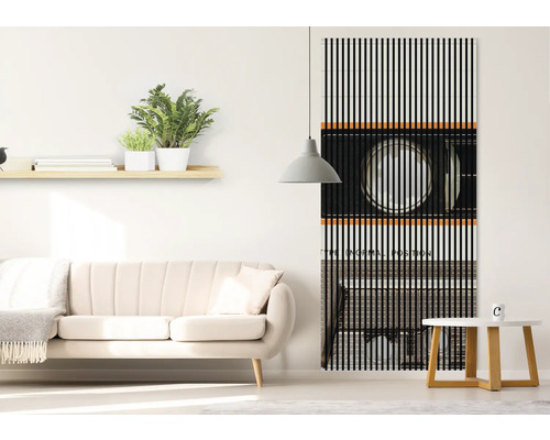 Obývacia izba s pohovkou, príručným stolíkom, policou a lamelovým závesom s grafickou potlačou ako dekorácia.