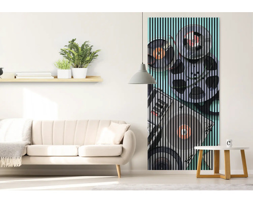 Obývacia izba s pohovkou, policou a dekoratívnym prvkom s motívom gramofónovej platne