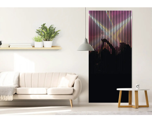 Izbová scéna s čiernymi lamelovými dverami zobrazujúca dav ľudí