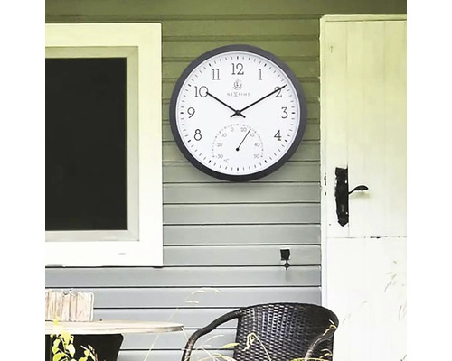 Analógové nástenné hodiny s teplomerom pre vonkajšie použitie na stene domu