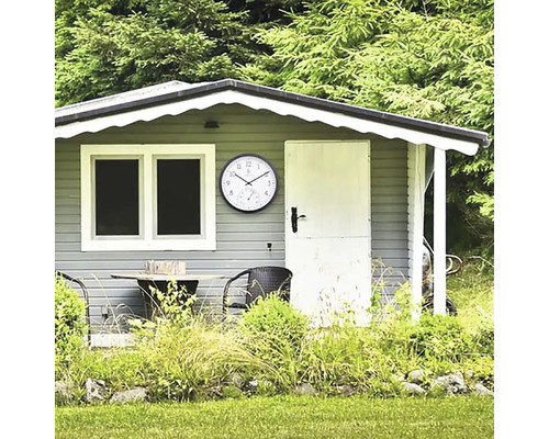 Záhradný domček s hodinami a teplomerom na stene