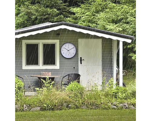 Záhradná scéna so záhradným domčekom, záhradným nábytkom a meteorologickou stanicou v daždi