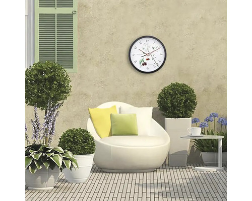 Terasa s posedením, príručným stolíkom a nástennými hodinami