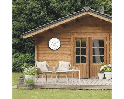 Záhradný domček s nástennými hodinami, záhradným nábytkom a dekoráciami