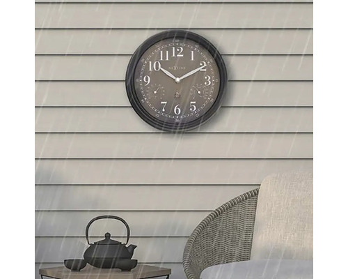 Analógové vonkajšie hodiny s ukazovateľom teplomera a vlhkomera na stene domu