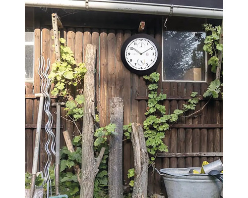 Vonkajšia scéna s nástennými hodinami, viničom, záhradným náradím a dreveným plotom