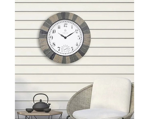 Vonkajšie hodiny s teplomerom na stene nad stoličkou a stolom.