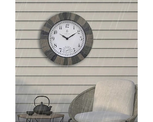 Nástenné hodiny s teplomerom na terase s nábytkom