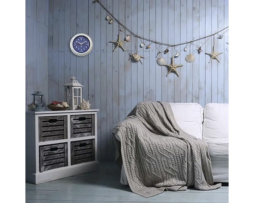 Obývacia izba v námorníckom štýle s komodou, pohovkou, hodinami a dekoráciami