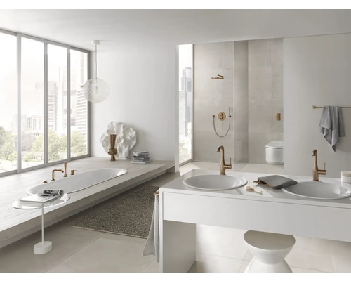 Svetlá kúpeľňa s vaňou, umývadlovou skrinkou s dvoma umývadlami a sprchou