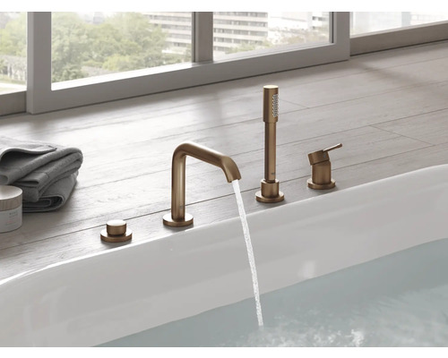 Voľne stojaca vaňa s batériou a ručnou sprchou v kúpeľni