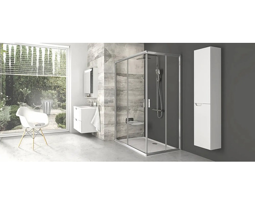 Moderná kúpeľňa so sprchovacím kútom, skrinkou pod umývadlo a vysokou skriňou pre štýlový vzhľad.