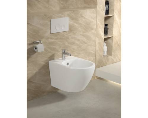 Nástenný bidet s batériou a ovládacou doskou v kúpeľni.