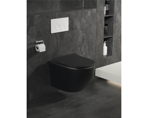 Moderná kúpeľňa s čiernym závesným WC, bielym ovládacím panelom a držiakom toaletného papiera.