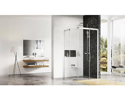 Svetlá kúpeľňa so sprchovacím kútom, umývadlom a stojacou lampou