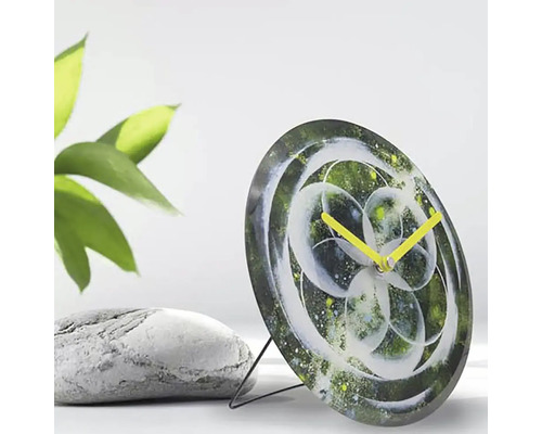 Dekoratívne stolové hodiny s abstraktným vzorom a žltými ručičkami