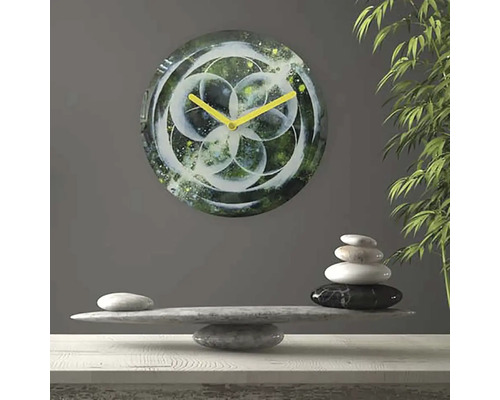 Dekoratívne nástenné hodiny s abstraktným vzorom a žltými ručičkami