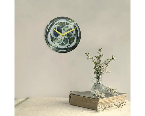 Dekoratívne nástenné hodiny s abstraktným dizajnom v obývacej izbe