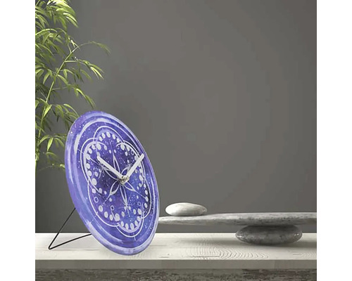 Dekoratívne stolové hodiny so vzorom na stole