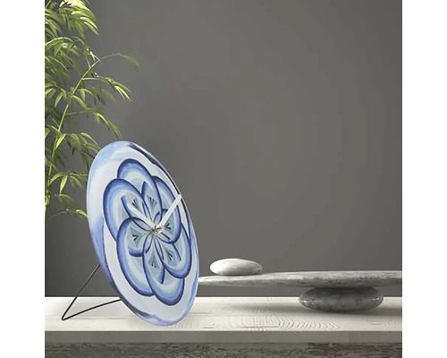 Dekoratívne stolové hodiny s modrým kvetinovým vzorom na stole