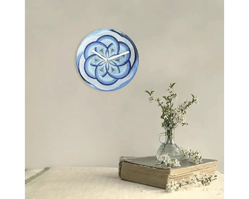 Dekoratívne nástenné hodiny s kvetinovým vzorom v obývacej izbe