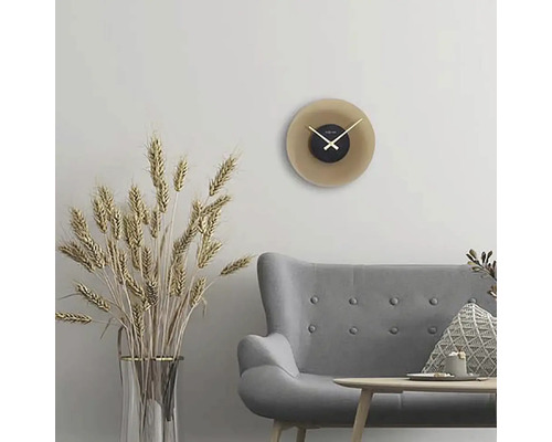 Obývacia izba so sivou pohovkou, stolom, vázou na kvety a okrúhlymi nástennými hodinami