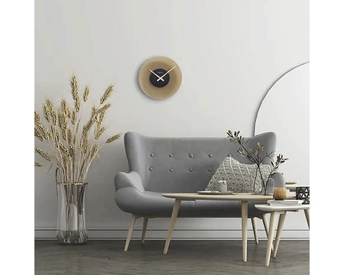 Obývacia izba so sivou pohovkou, stolom a nástennými hodinami