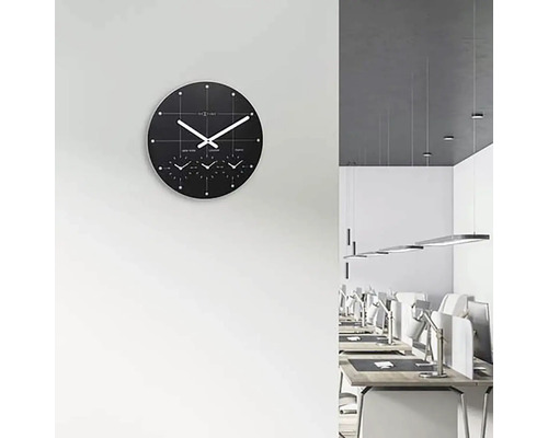 Nástenné hodiny s funkciou svetového času v kancelárskom priestore