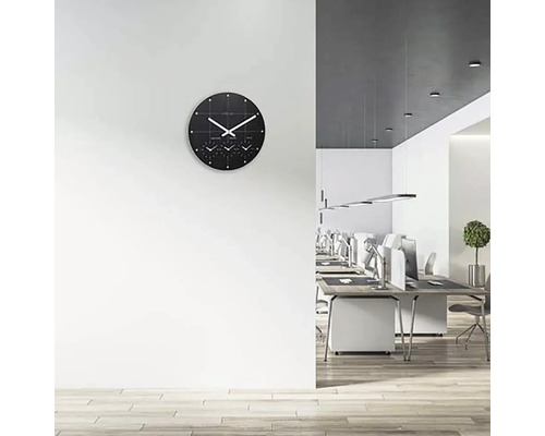 Kancelária s nástennými hodinami zobrazujúcimi niekoľko časových pásiem a písacie stoly