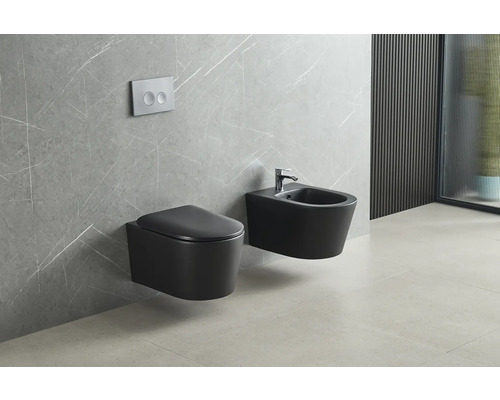 Závesná toaleta a bidet v moderne riešenej kúpeľni.