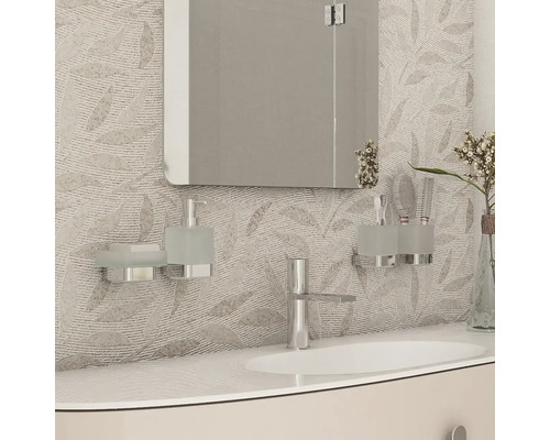 Kúpeľňa s umývadlom, zrkadlom, batériou, dávkovačom mydla a pohárom na zubné kefky