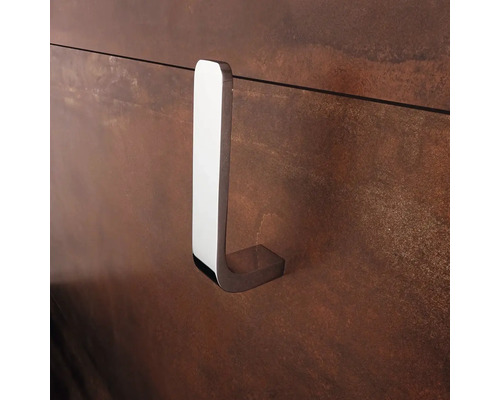 Jeden kovový háčik na uteráky na stene