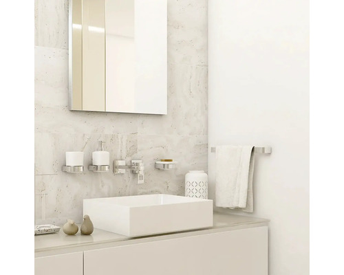 Moderná kúpeľňa s obdĺžnikovým umývadlom, batériou, zrkadlom a rôznymi kúpeľňovými doplnkami.