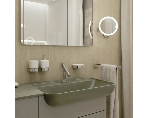 Moderná kúpeľňa s umývadlom, zrkadlom, uterákom a doplnkami