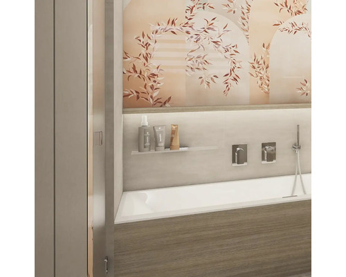 Kúpeľňa s vaňou, armatúrami a dekoratívnou výzdobou stien