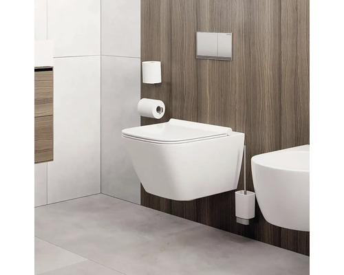 Moderná kúpeľňa s nástenným záchodom, ovládacím panelom a držiakom toaletného papiera