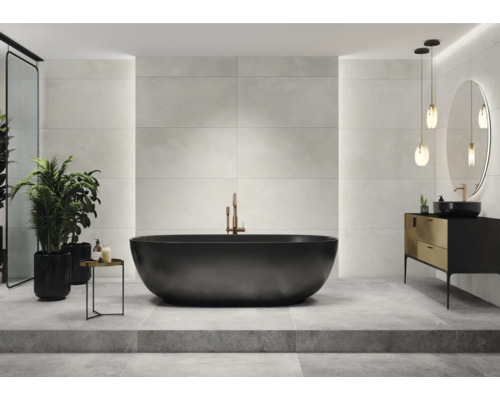 Kúpeľňa s vaňou, umývadlom, zrkadlom a obkladmi