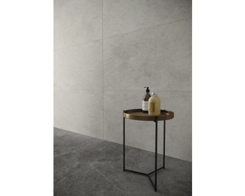 Svetlá kúpeľňa s obkladmi stien a malým odkladacím stolíkom