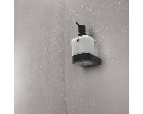 Nástenný dávkovač mydla