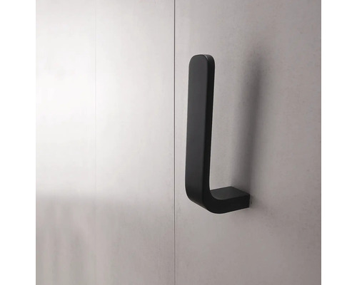 Čierny držiak na uteráky namontovaný na stene