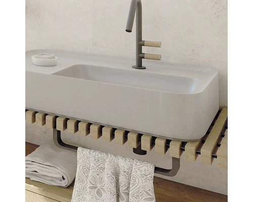 Umývadlo s batériou, uterákom a policou v kúpeľni