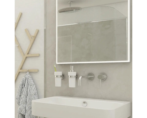 Moderná kúpeľňa s umývadlom, osvetleným zrkadlom, batériou a držiakom na uteráky