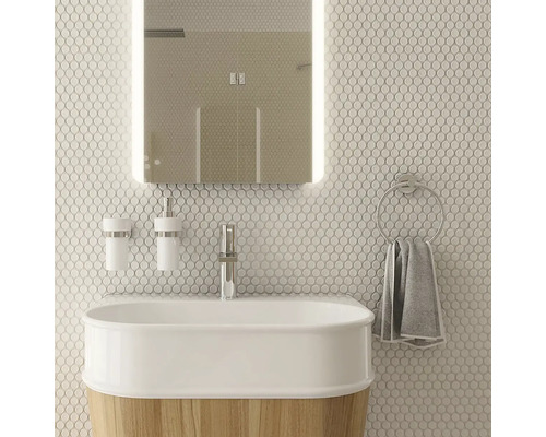 Kúpeľňové umývadlo s batériou, držiakom na uteráky, dávkovačom mydla a zrkadlom pred obkladom